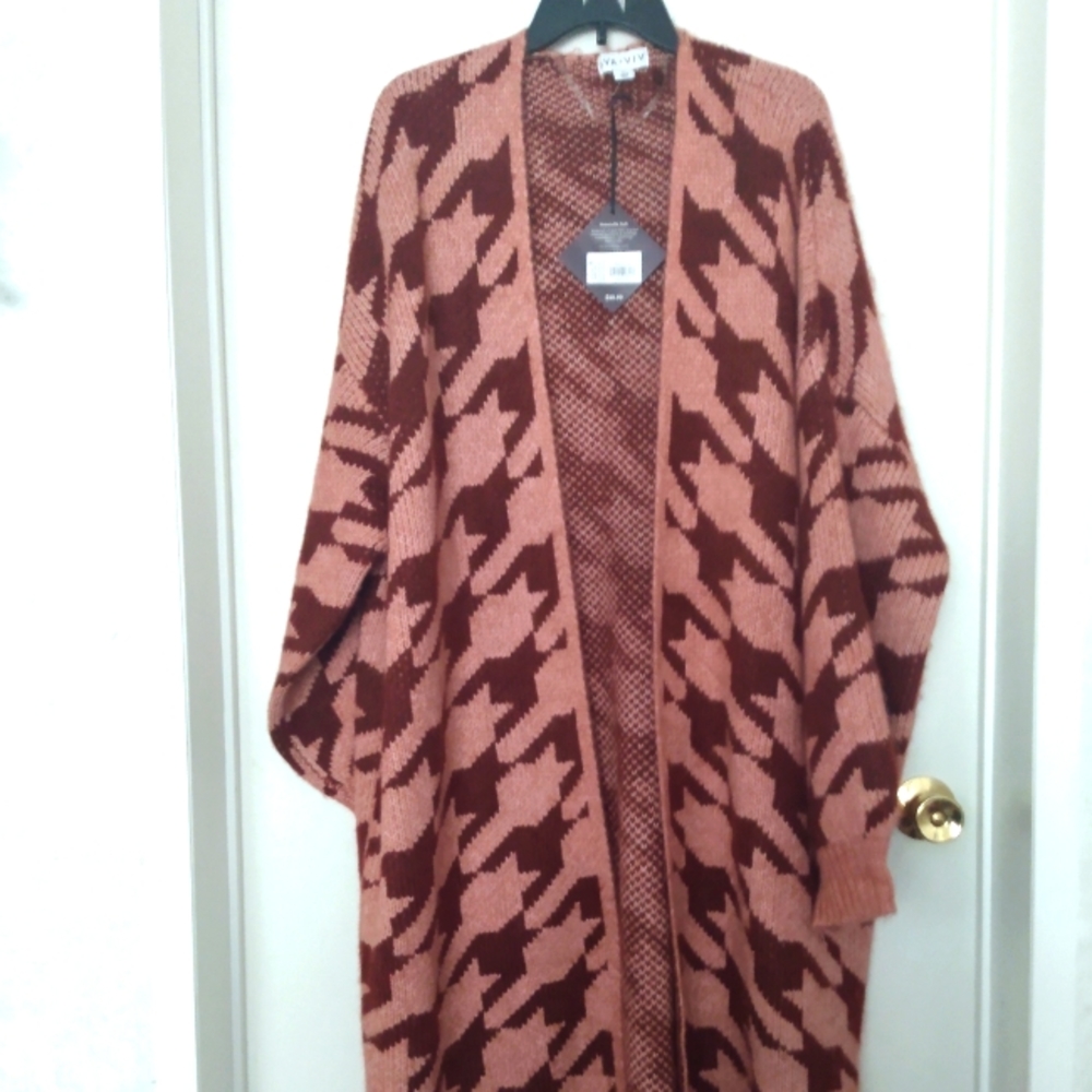 Beautiful Ava & Viv 4X duster length sweater in a lovely Coral and Wine color